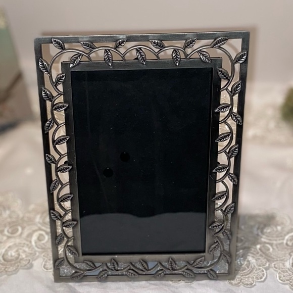 3/55$Vintage Table Top sturdy silver metal picture frame with leaves pattern 4x6 - Picture 1 of 12